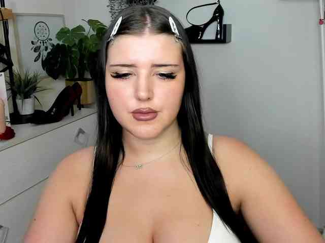 Miabrunette22 webcam