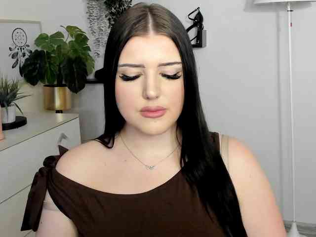 Miabrunette22 webcam