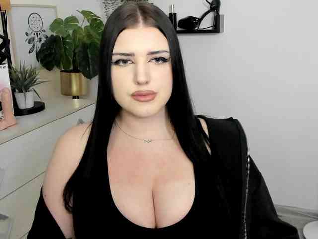 Miabrunette22 webcam