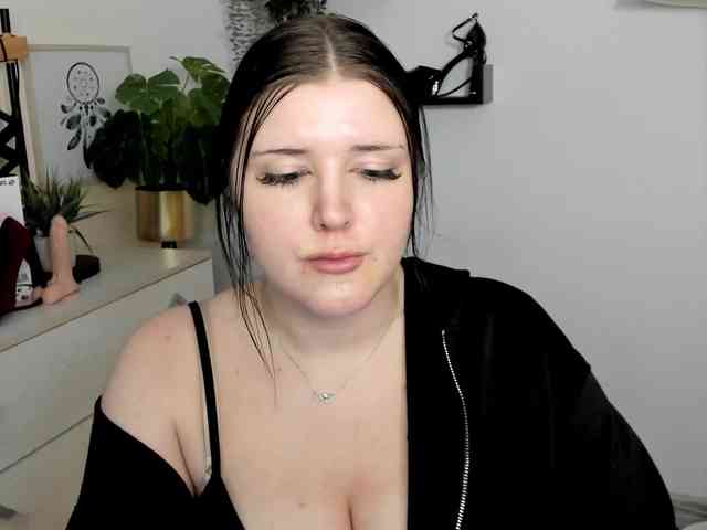 Miabrunette22 webcam