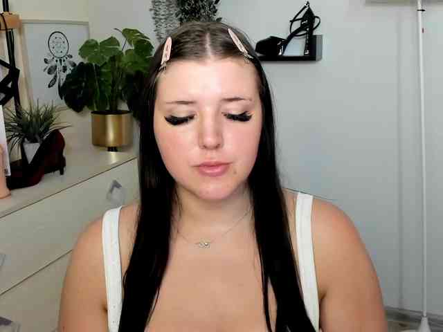 Miabrunette22 webcam