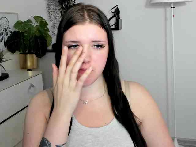 Miabrunette22 webcam