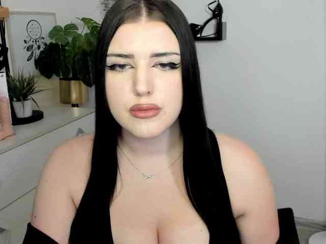 Miabrunette22 webcam