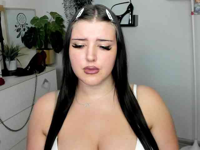 Miabrunette22 webcam