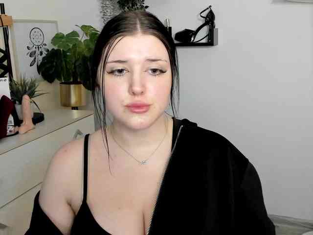Miabrunette22 webcam