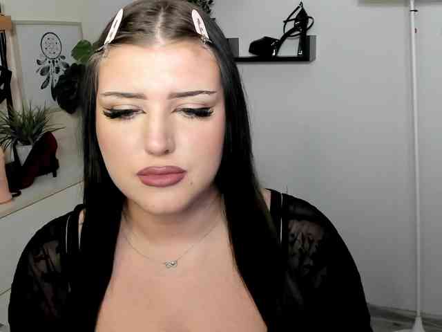 Miabrunette22 webcam