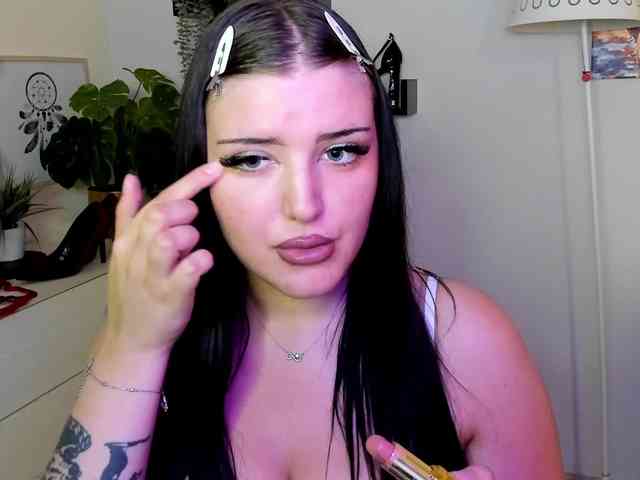 Miabrunette22 webcam