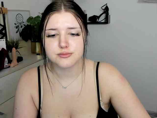 Miabrunette22 webcam