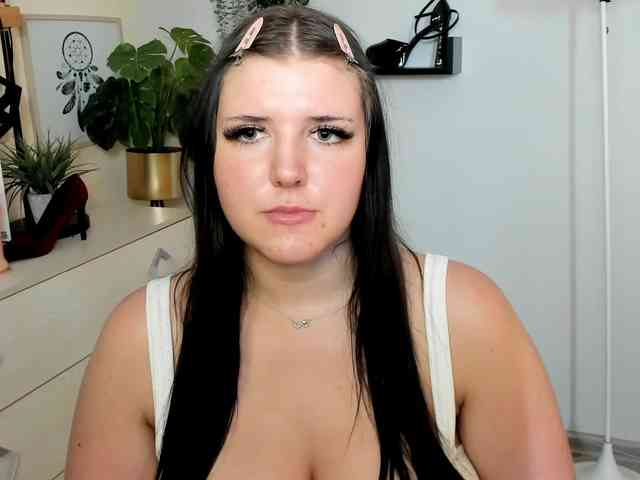 Miabrunette22 webcam
