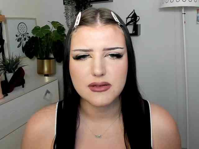Miabrunette22 webcam