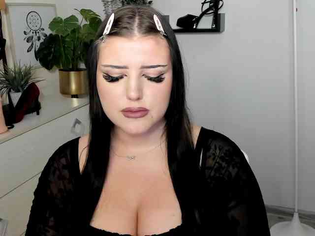 Miabrunette22 webcam