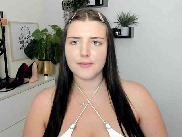Miabrunette22 webcam