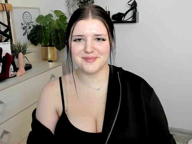 Miabrunette22 webcam