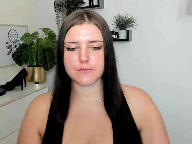 Miabrunette22 webcam