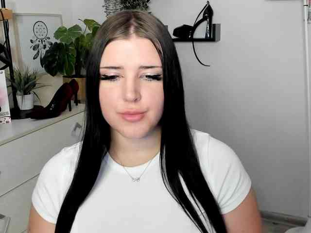 Miabrunette22 webcam