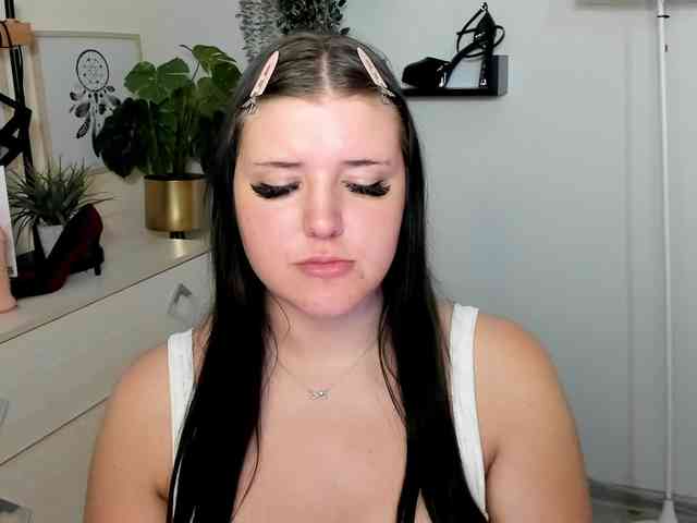 Miabrunette22 webcam