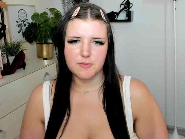 Miabrunette22 webcam