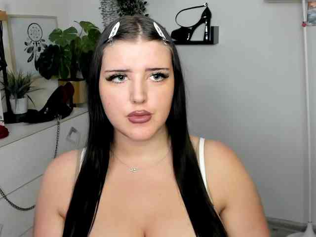 Miabrunette22 webcam