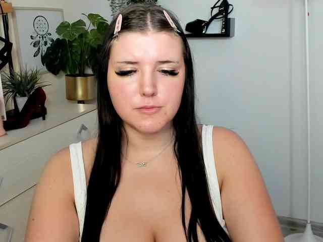Miabrunette22 webcam