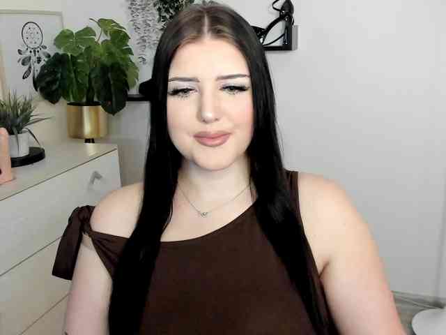Miabrunette22 webcam