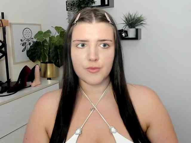 Miabrunette22 webcam