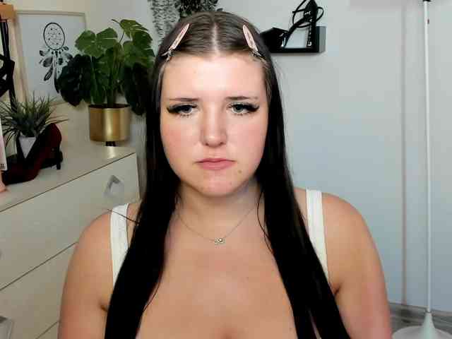 Miabrunette22 webcam