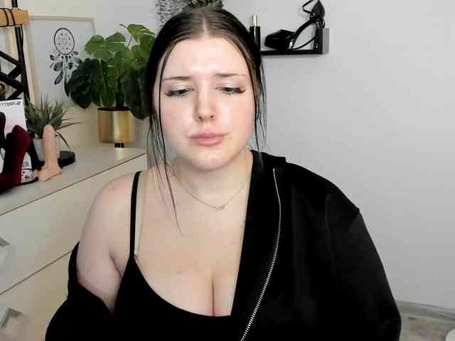 Miabrunette22 webcam