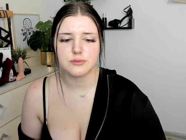 Miabrunette22 webcam