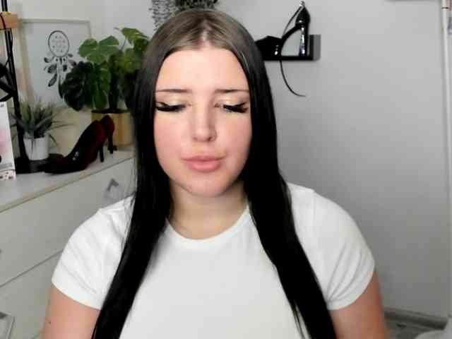 Miabrunette22 webcam