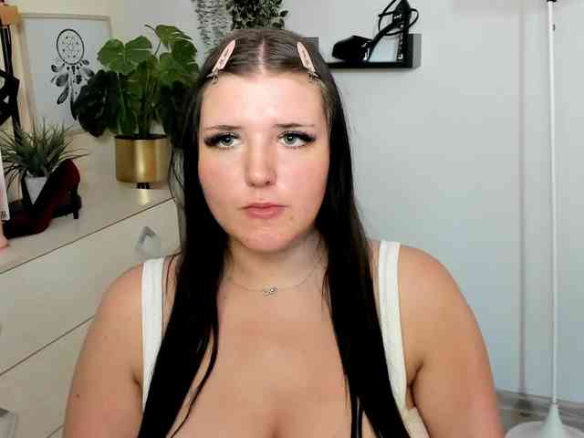 Miabrunette22 webcam