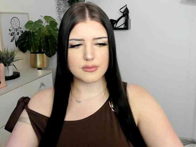 Miabrunette22 webcam