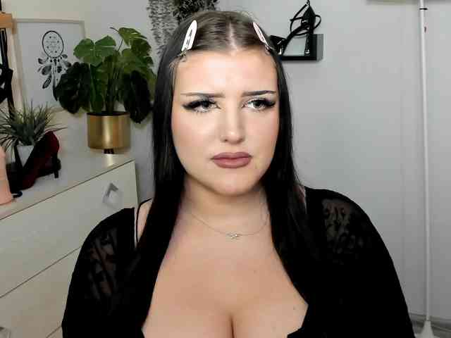 Miabrunette22 webcam