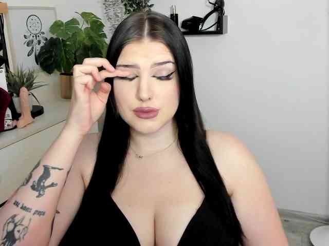 Miabrunette22 webcam