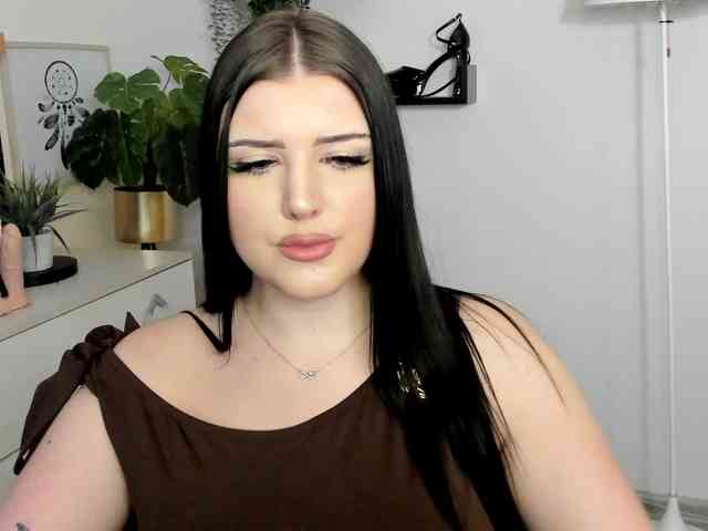 Miabrunette22 webcam