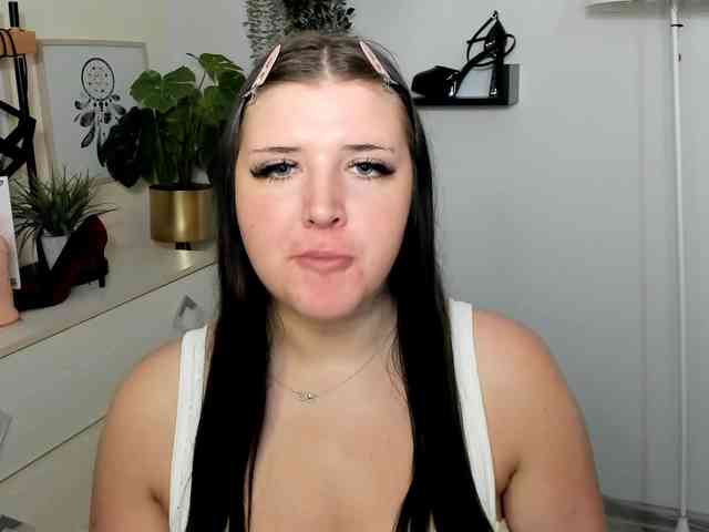 Miabrunette22 webcam