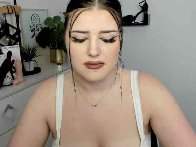 Miabrunette22 webcam