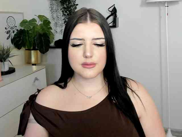 Miabrunette22 webcam