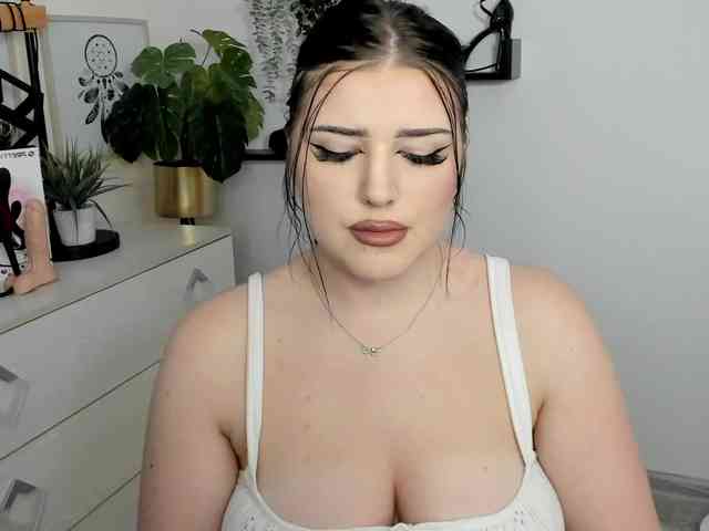 Miabrunette22 webcam