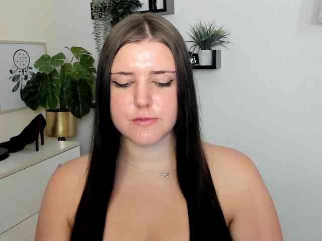 Miabrunette22 webcam
