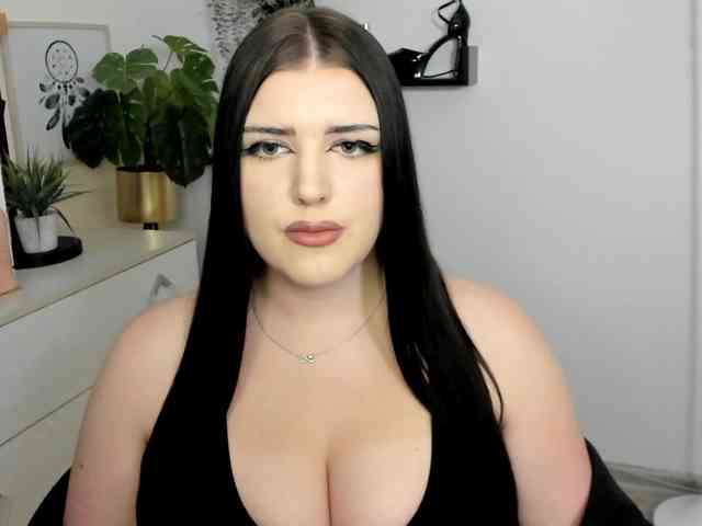Miabrunette22 webcam