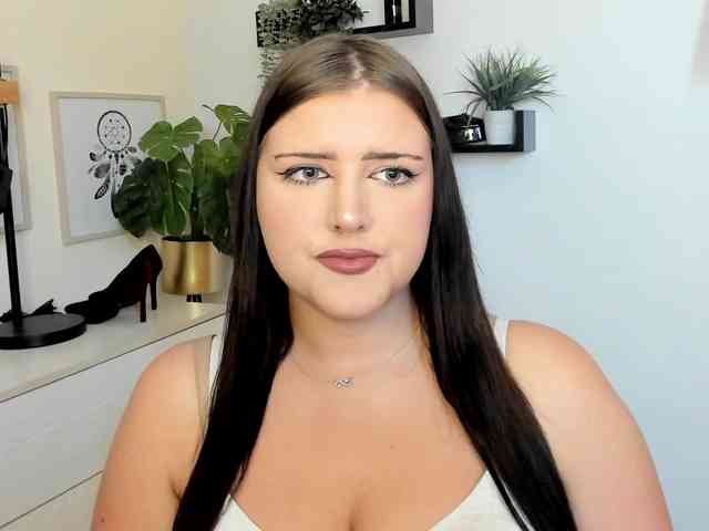 Miabrunette22 webcam