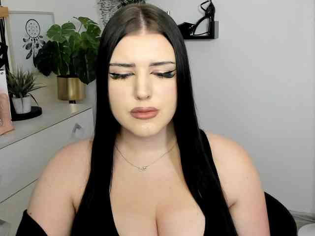 Miabrunette22 webcam