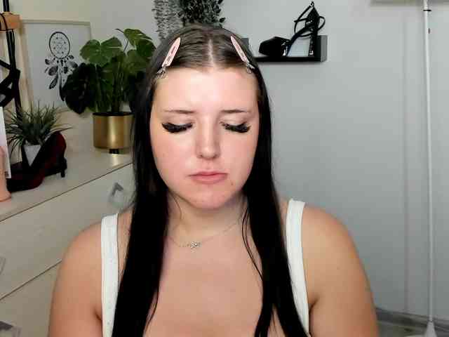 Miabrunette22 webcam