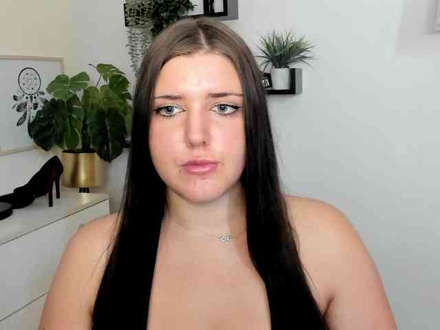 Miabrunette22 webcam