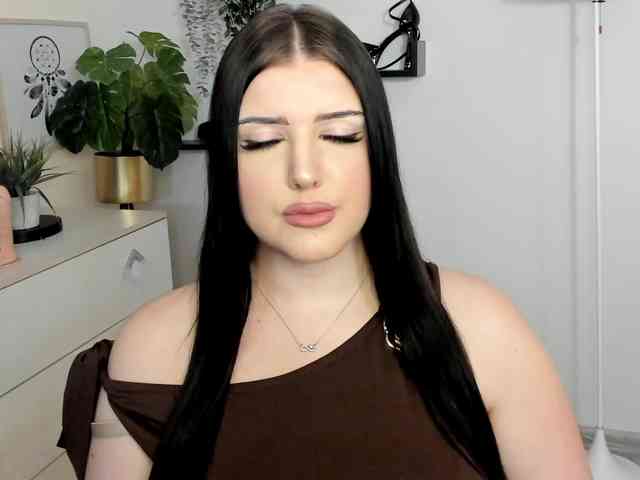Miabrunette22 webcam