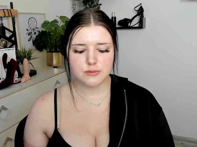 Miabrunette22 webcam