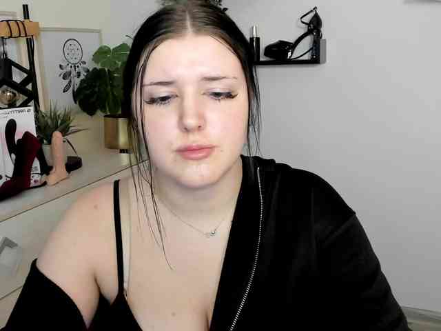 Miabrunette22 webcam