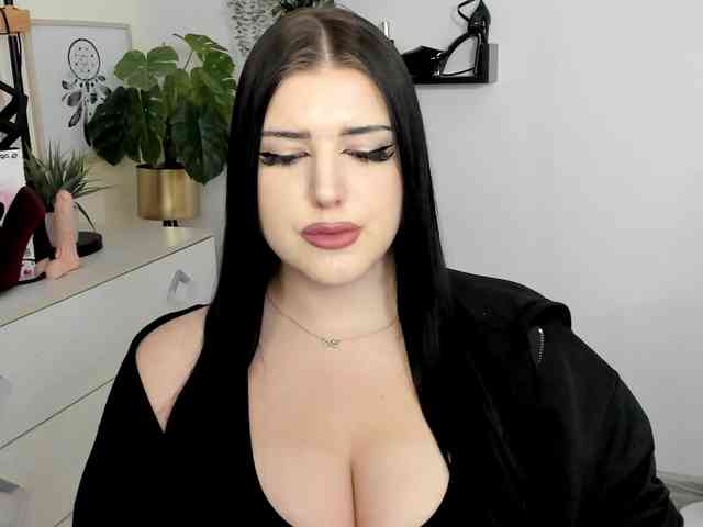 Miabrunette22 webcam