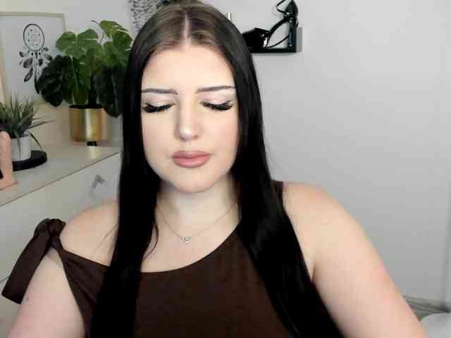 Miabrunette22 webcam