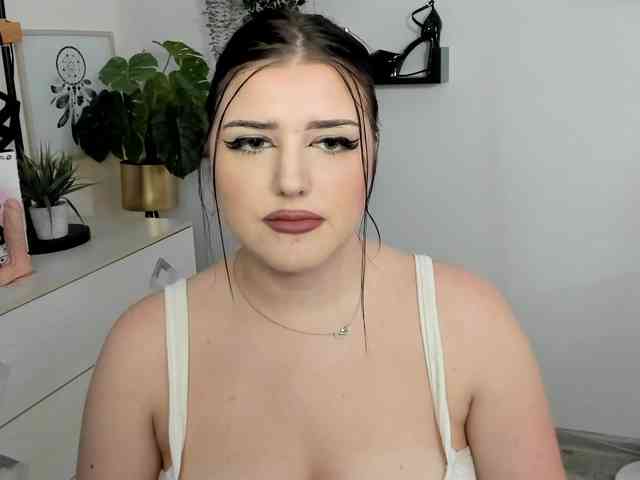 Miabrunette22 webcam